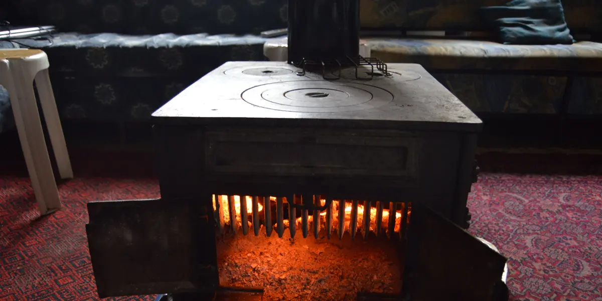Poêle à bois ancien diffusant sa chaleur dans une pièce