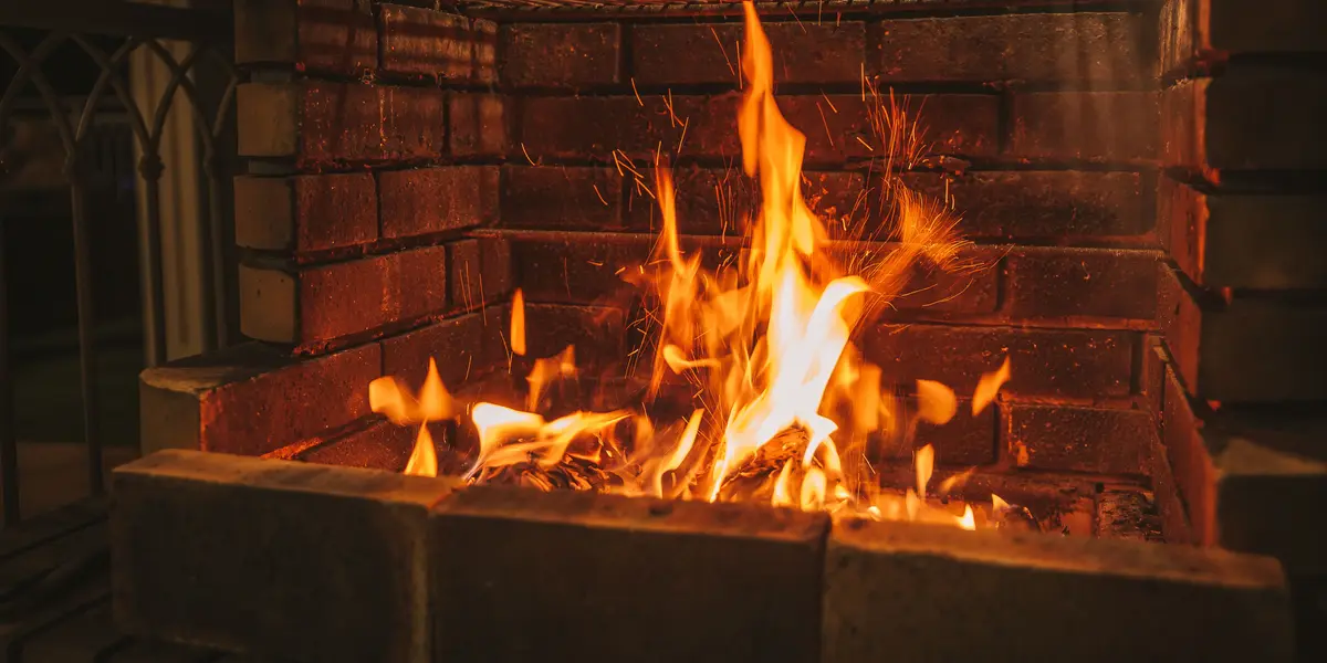 Feu de bois dans un foyer en briques