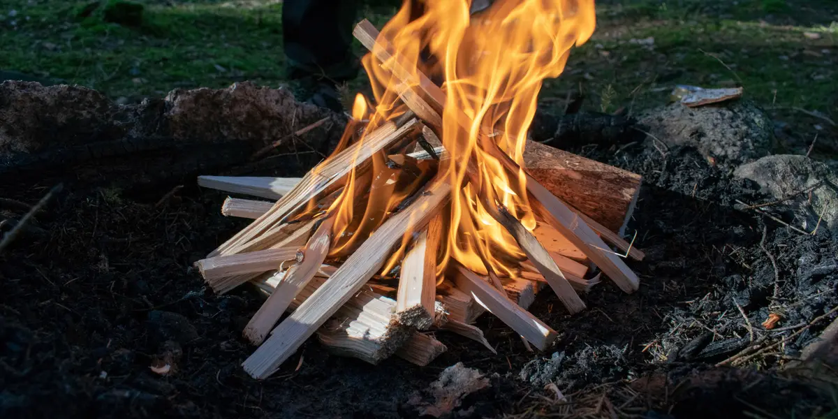 Petit bois disposé en tipi qui prend feu