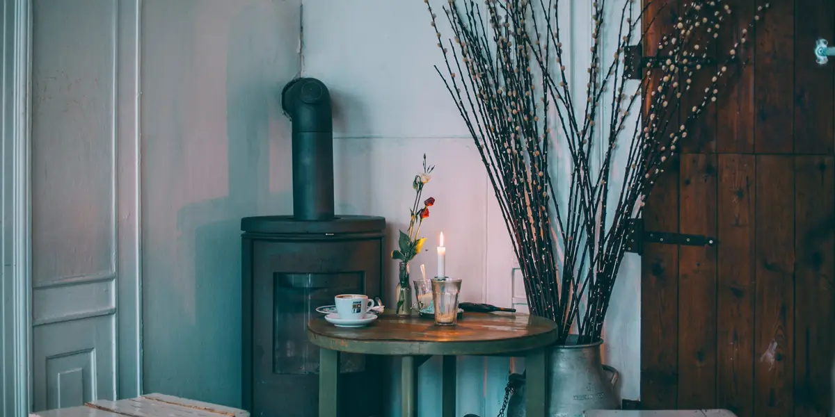 Poêle cylindrique de style scandinave dans un intérieur clair